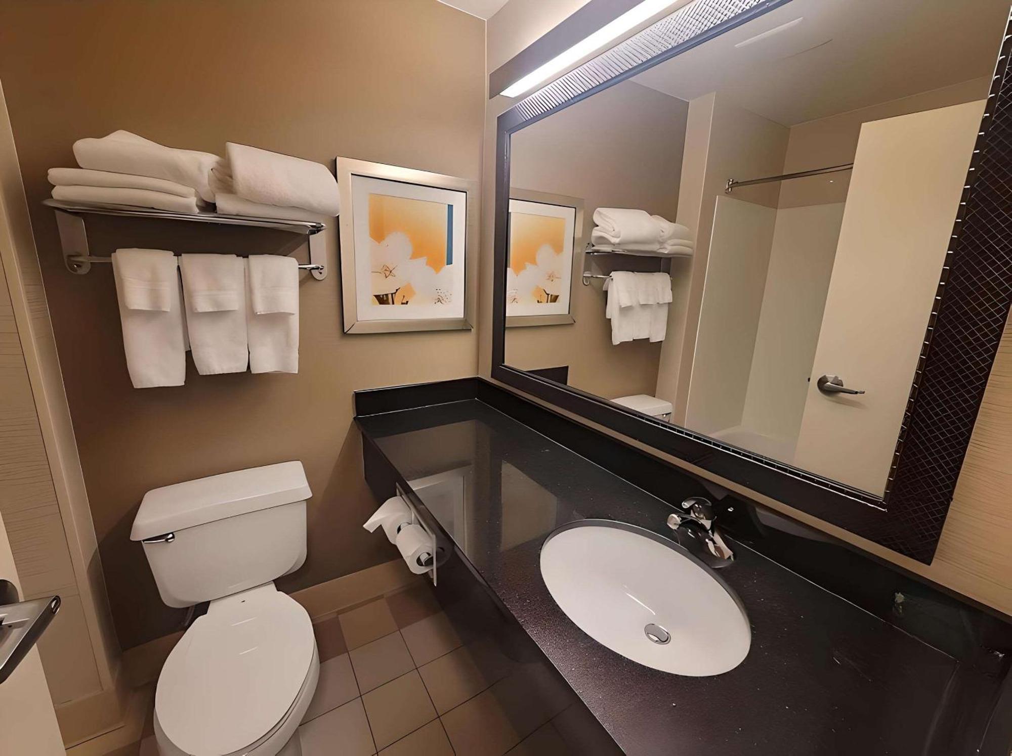 Dubuque Inn & Suites Kültér fotó