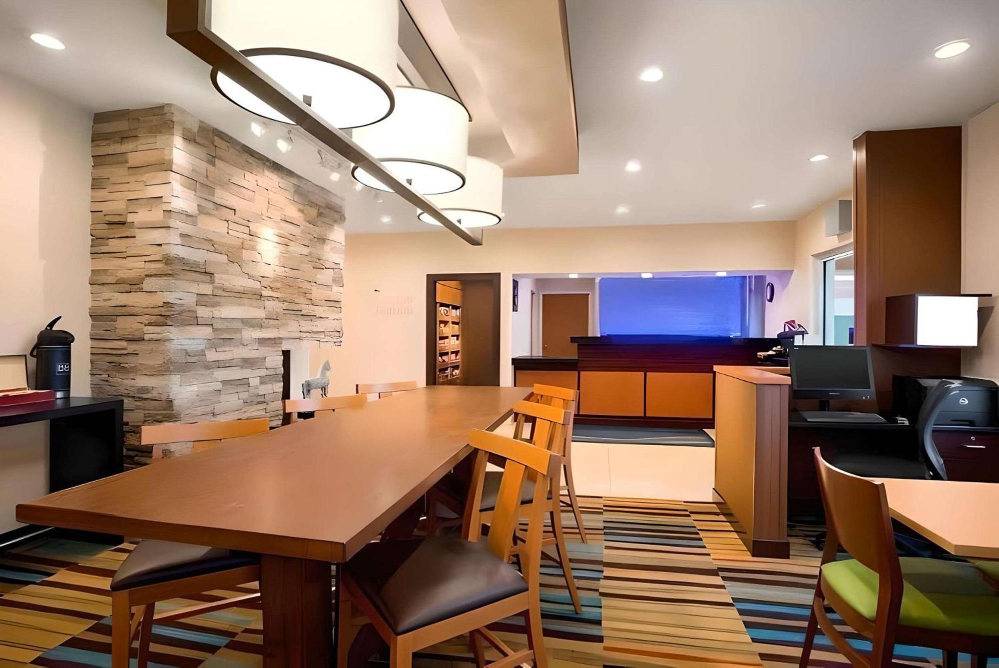 Dubuque Inn & Suites Kültér fotó