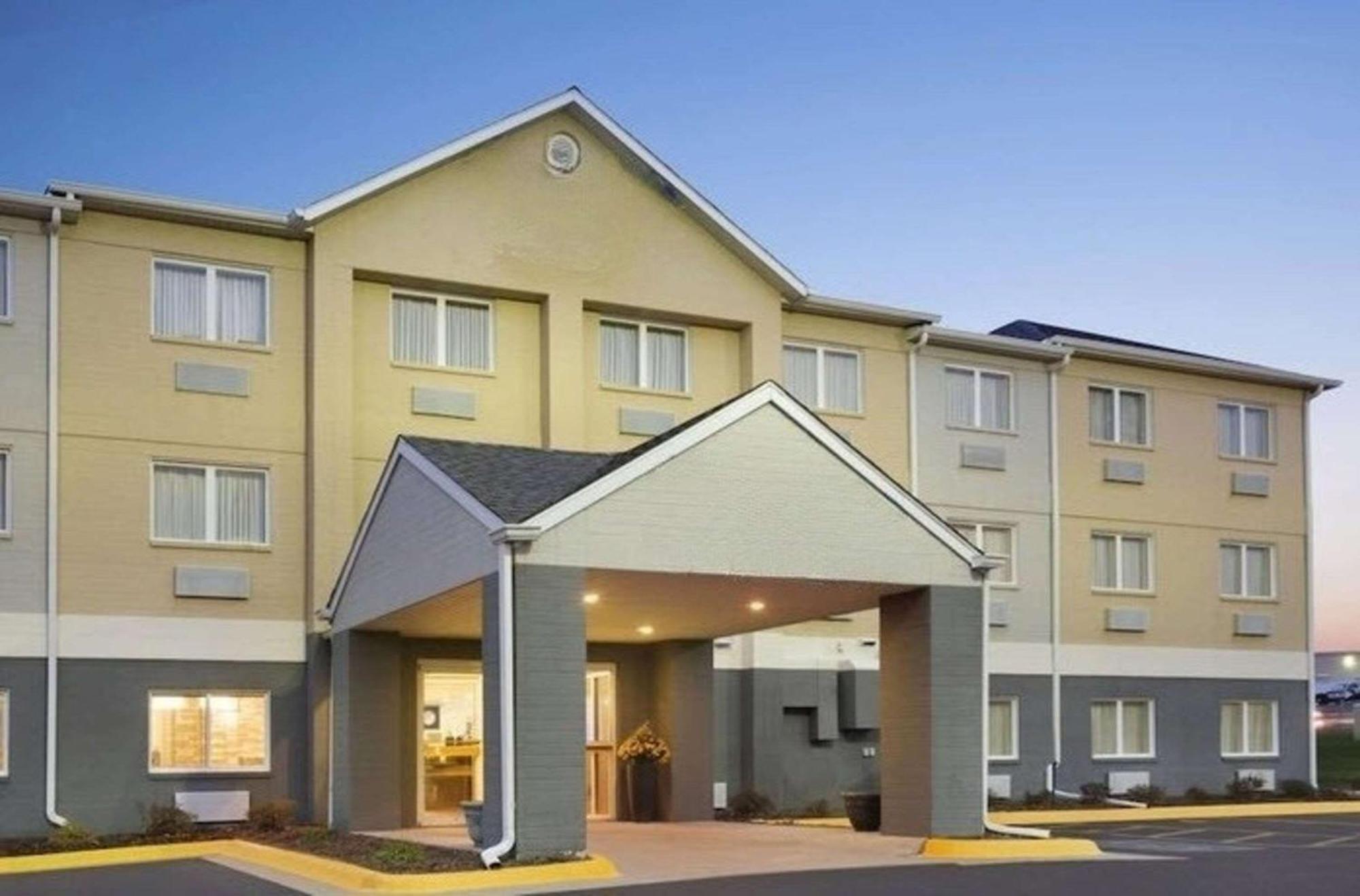 Dubuque Inn & Suites Kültér fotó